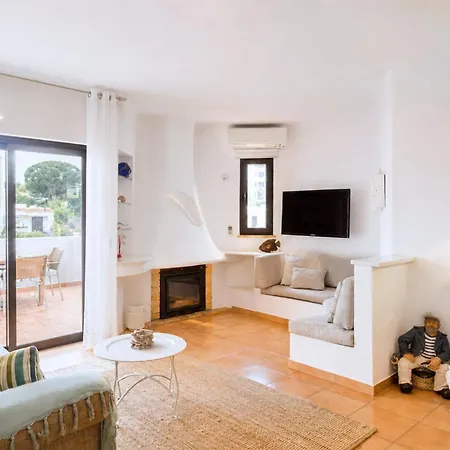 Sunny Days | Pool View Family Apartment